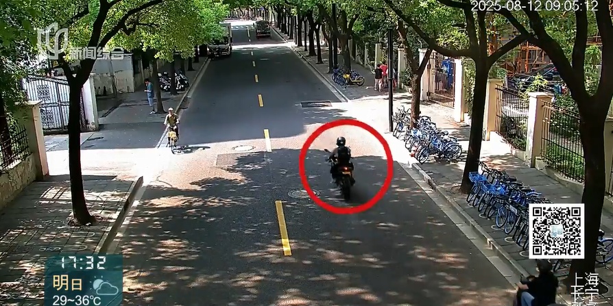 早高峰的上海街头，男子突然消失在监控中！锁定后发现…扣10分