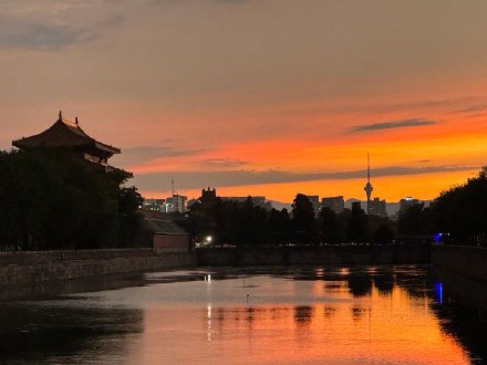 北京雨中现最美晚霞，市民纷纷拍照打卡