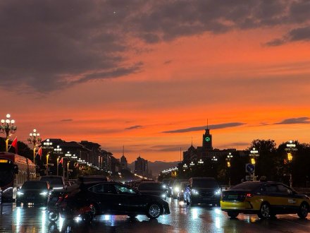 北京雨中现最美晚霞，市民纷纷拍照打卡