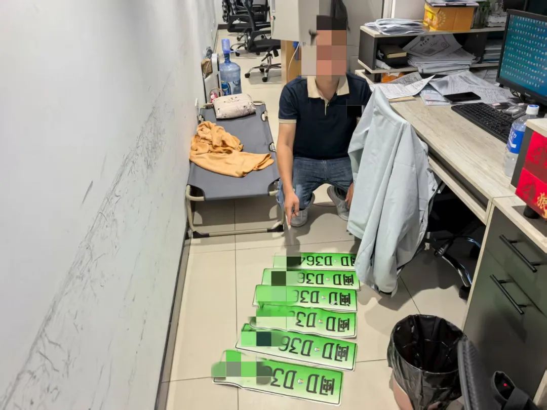 都被扣12分罚1万并拘留！这两男子太过离谱……