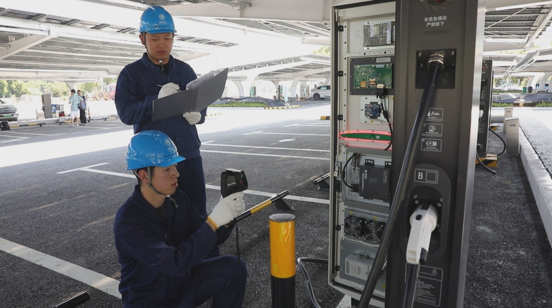 全国最大高速充电站在长深高速桐庐投运