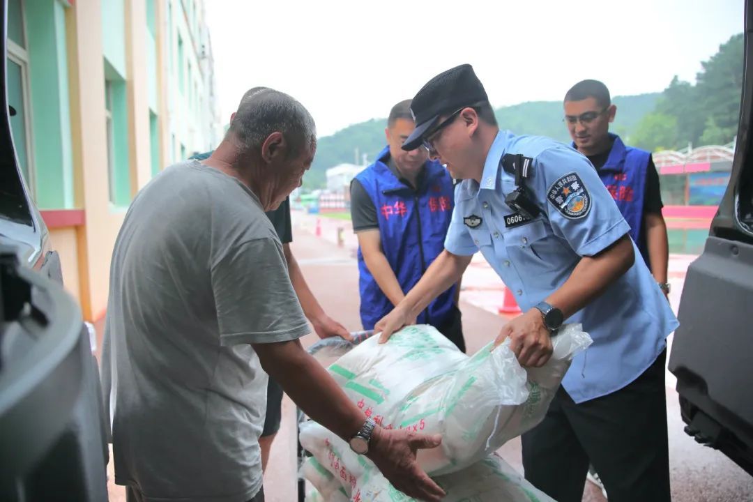 记者实地探访北京受灾地区安置点：政法队伍身影印在受灾群众心里
