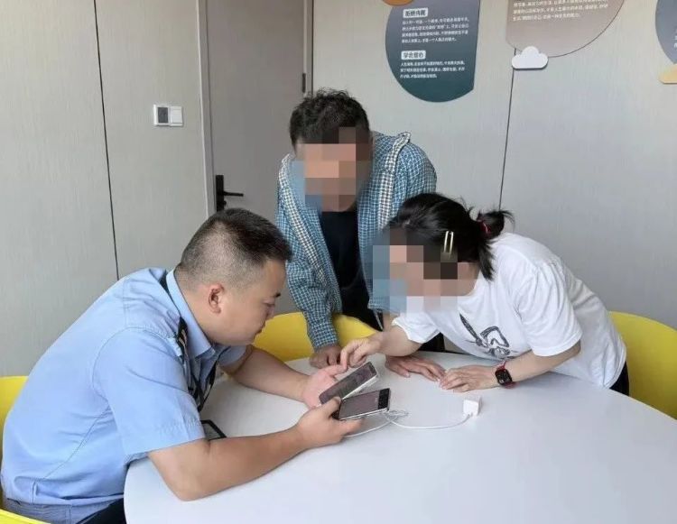 女子把自己锁在车里不肯出来,警方紧急追停 女子把自己锁在车里不肯出来,警方紧急追停
