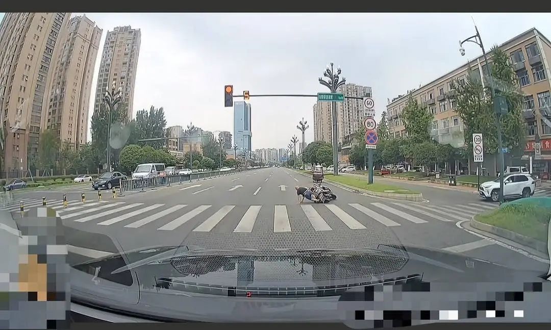 三轮车闯红灯撞人后逃逸，成都“拦车侠”出手了！想跑？先让你6秒