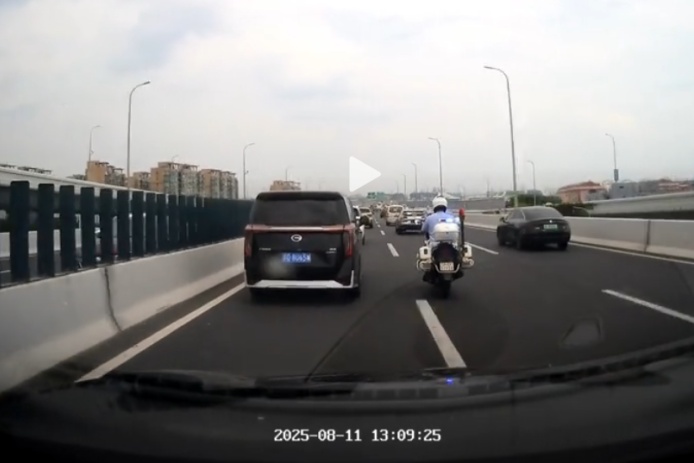 “上海的驾驶员素质真高！”上海的温度在此刻具象化了