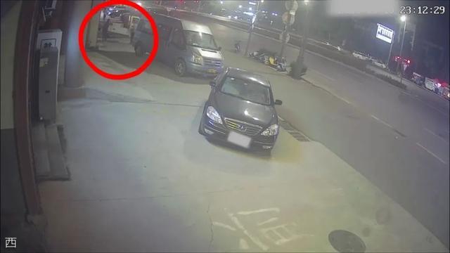 “这大热天的,偷空调不是要人命嘛!” “这大热天的,偷空调不是要人命嘛!”