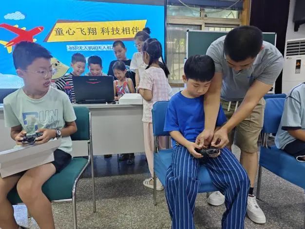 暑期青少年科普 | “童心飞翔 科技相伴”—— 白菜湾社区暑期青少年无人机科普活动纪实