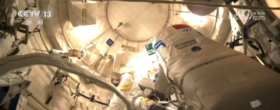 “3年15次”→“4年20次”！第二代“飞天”舱外航天服家族有哪些成员？| 科普新款舱外服