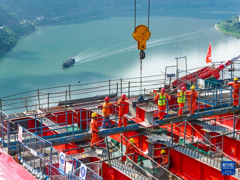 云南绥江：新市金沙江特大桥合龙