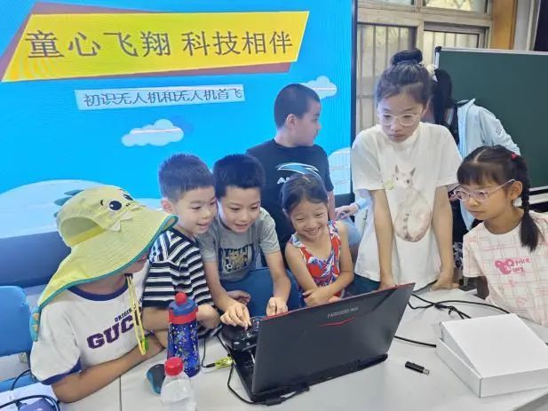 暑期青少年科普 | “童心飞翔 科技相伴”—— 白菜湾社区暑期青少年无人机科普活动纪实