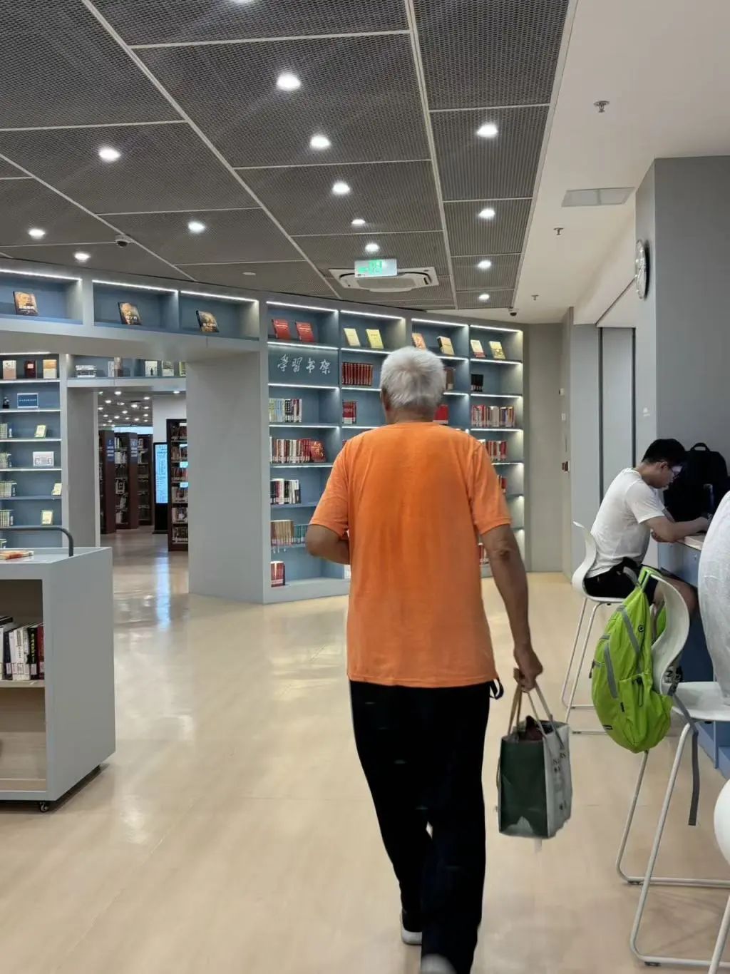 图书馆“留言本”出圈背后：有温度的公共服务何以向更多人延伸