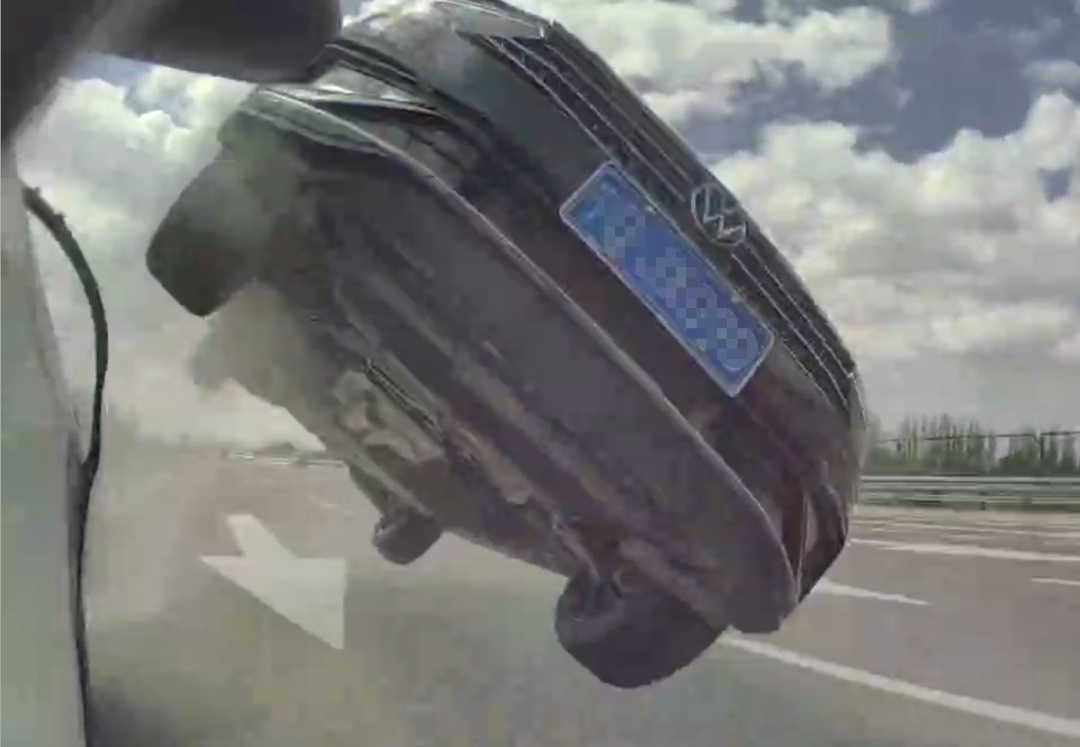 【警示】前车的一个动作,让后车人仰马翻! 【警示】前车的一个动作,让后车人仰马翻!