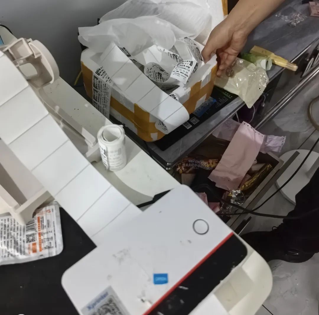 乱贴“小卡片”，6人被抓！