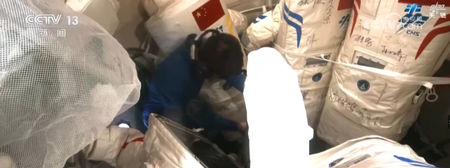 “3年15次”→“4年20次”！第二代“飞天”舱外航天服家族有哪些成员？| 科普新款舱外服