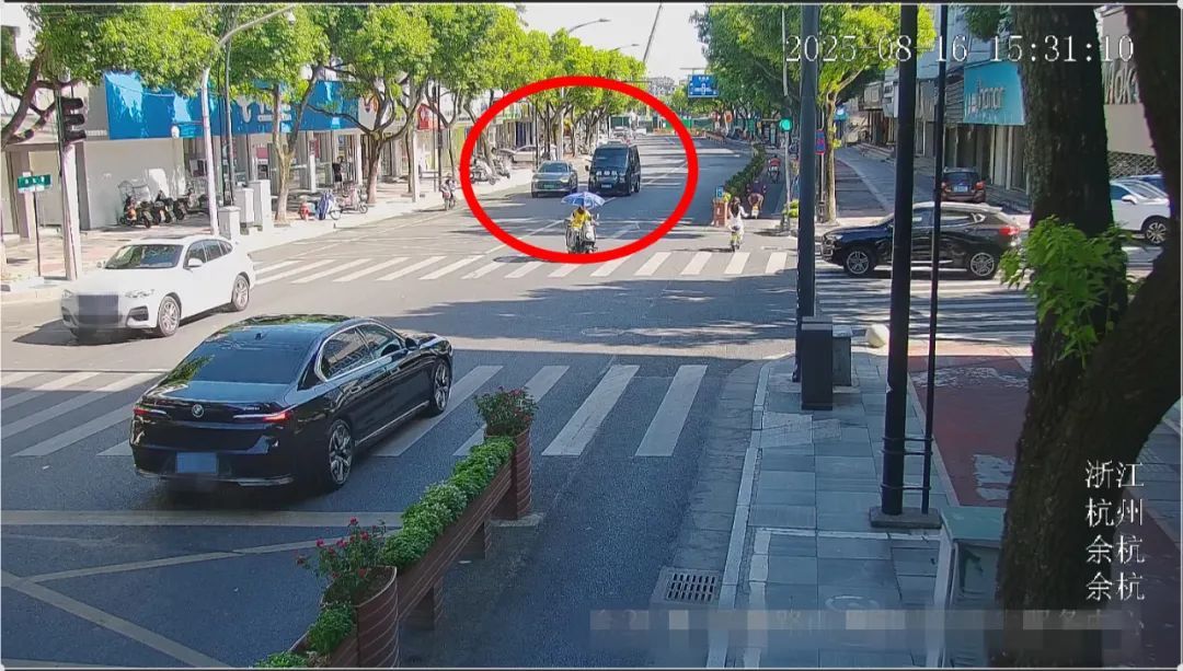 事发杭州街头！警车紧急追停私家车，下一秒…