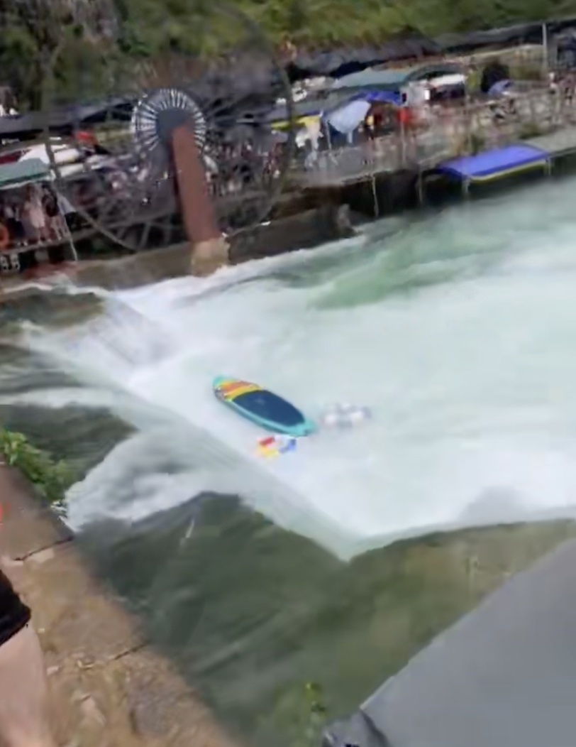 广西都安吞榜天窗有人溺水，围观人群纷纷抛投救生圈，好心人飞身扑入急流中