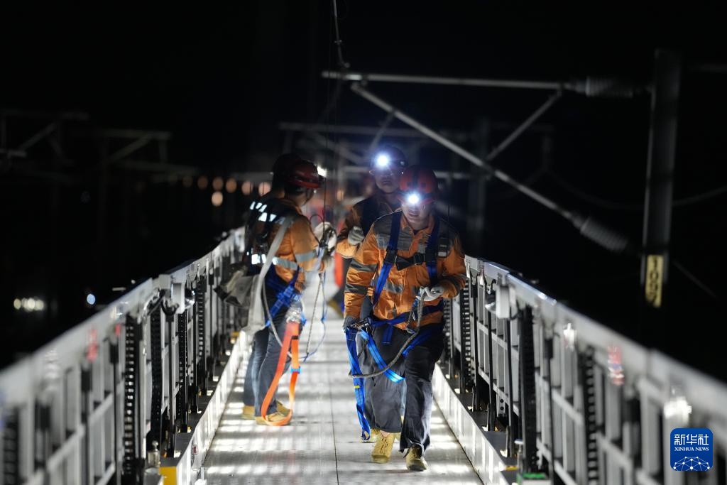 多工种协同 “夜诊”杭台高铁 多工种协同 “夜诊”杭台高铁