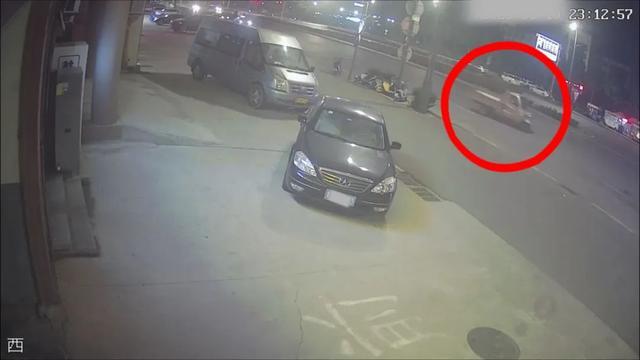 “这大热天的,偷空调不是要人命嘛!” “这大热天的,偷空调不是要人命嘛!”