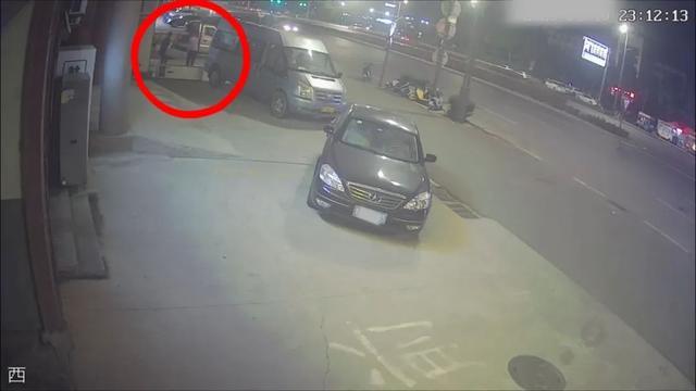 “这大热天的,偷空调不是要人命嘛!” “这大热天的,偷空调不是要人命嘛!”