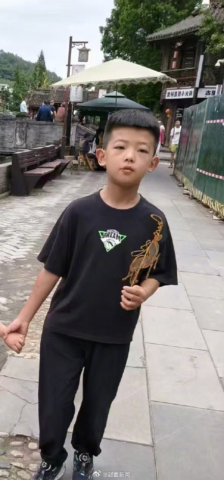 成都爷孙河边玩水失联已半月 四批救援搜寻尚未发现踪迹