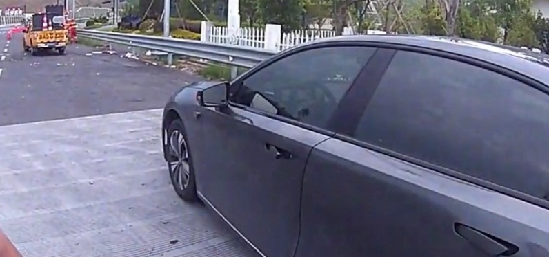 小情侣自驾来杭州漂流，半夜在高速上完厕所蒙了！“我们只能回南京…”