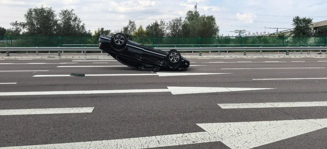 【警示】前车的一个动作,让后车人仰马翻! 【警示】前车的一个动作,让后车人仰马翻!