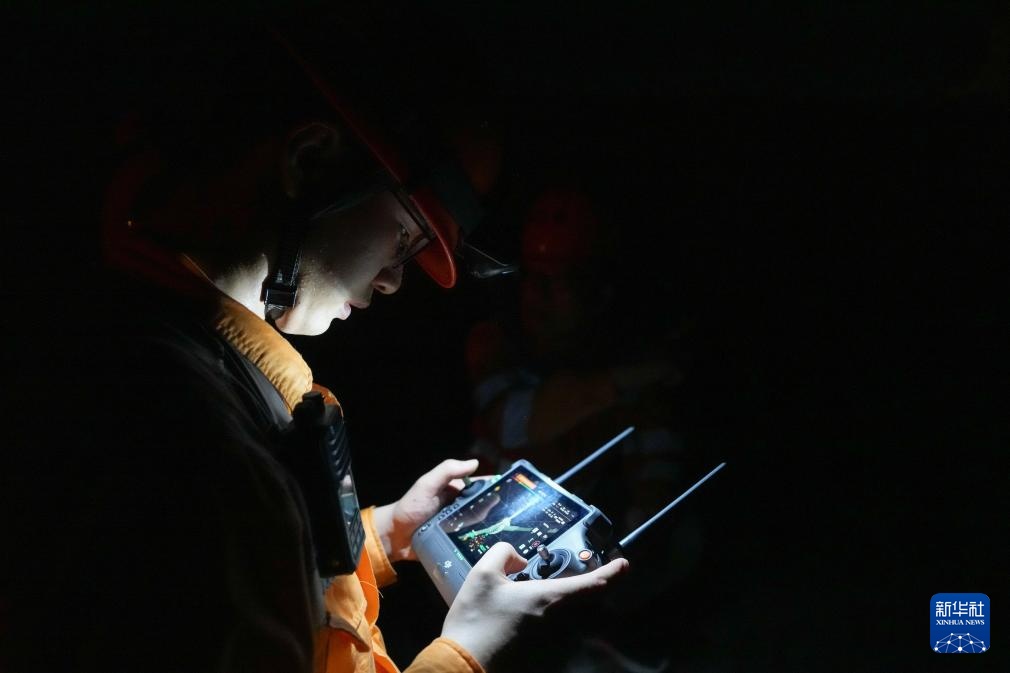 多工种协同 “夜诊”杭台高铁 多工种协同 “夜诊”杭台高铁