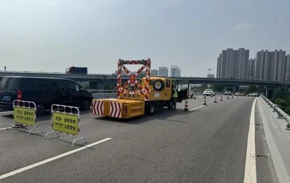 石家庄高架桥维护新添移动安全屏障！新型防撞缓冲车投入使用→
