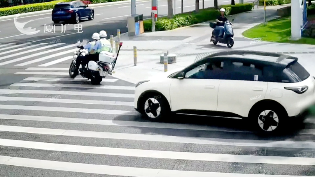 事发厦门!司机不停地向他们招手,情况紧急…… 事发厦门!司机不停地向他们招手,情况紧急……