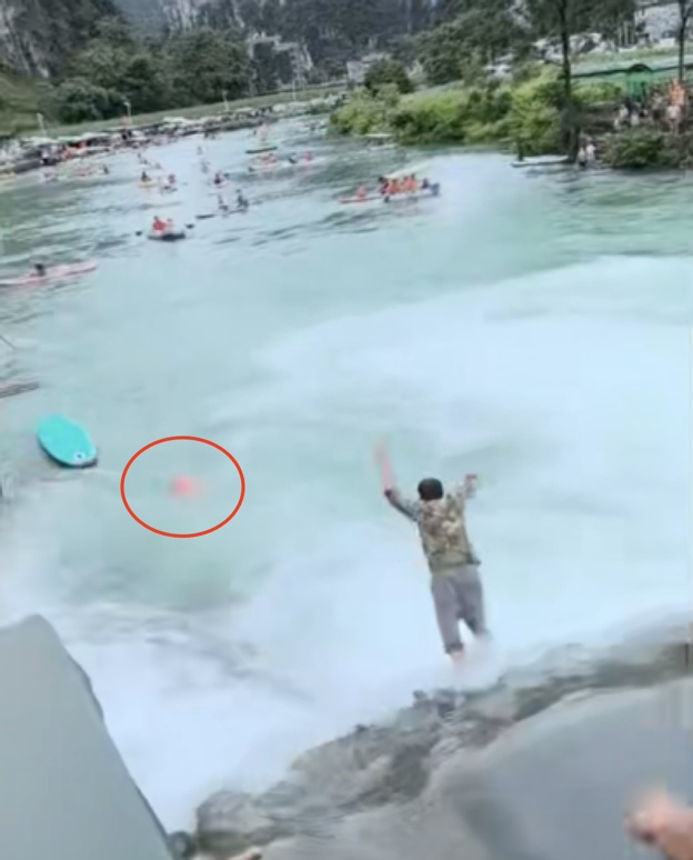广西都安吞榜天窗有人溺水，围观人群纷纷抛投救生圈，好心人飞身扑入急流中