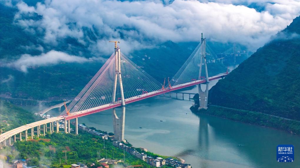 云南绥江：新市金沙江特大桥合龙