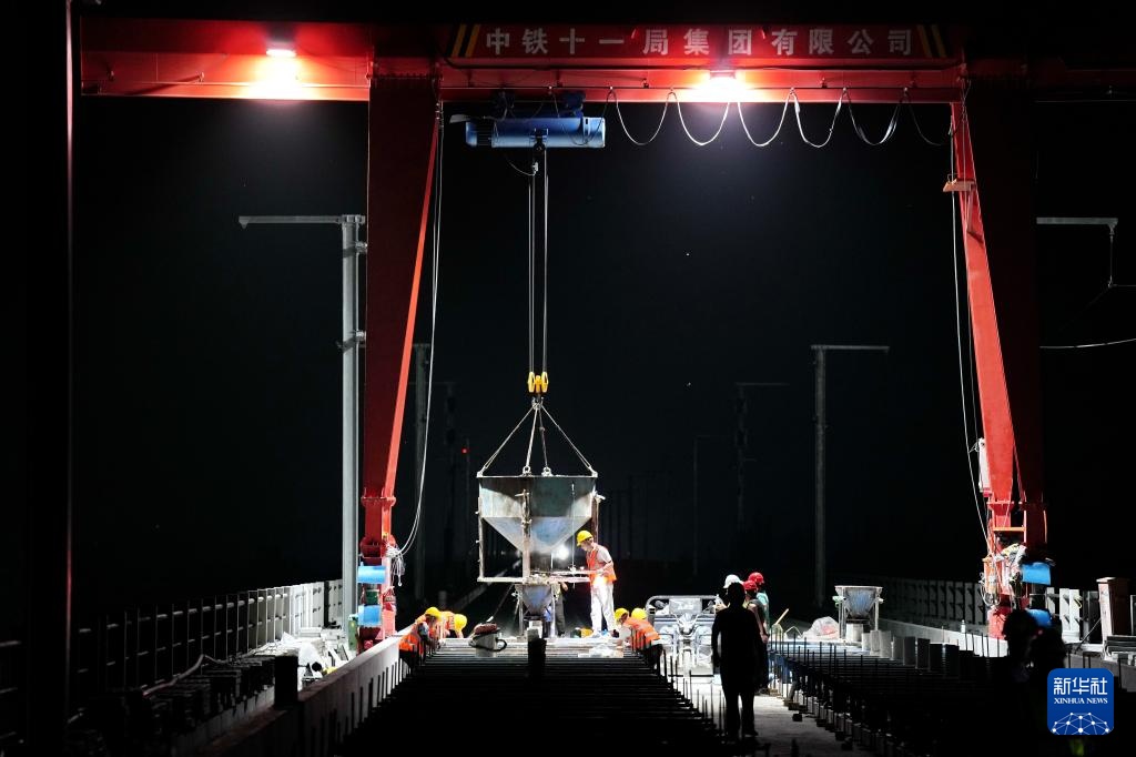 雄商高铁河北段有序推进无砟轨道施工