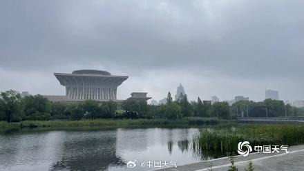 北京雨后积水未消天空阴沉 下午至夜间强降雨再来