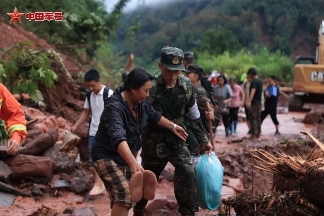 云南宁洱突发泥石流灾害 武警官兵迅速投入抢险救灾