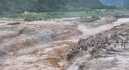 黄河壶口瀑布迎来今年最大洪峰 再现90版50元人民币上壮美景观 黄河壶口瀑布迎来今年最大洪峰 再现90版50元人民币上壮美景观