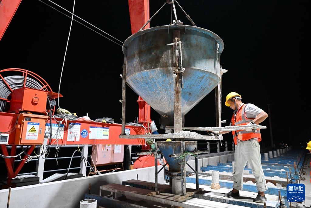 雄商高铁河北段有序推进无砟轨道施工