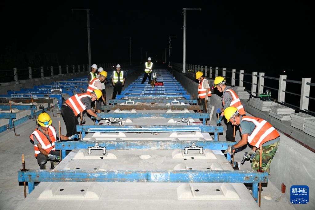 雄商高铁河北段有序推进无砟轨道施工