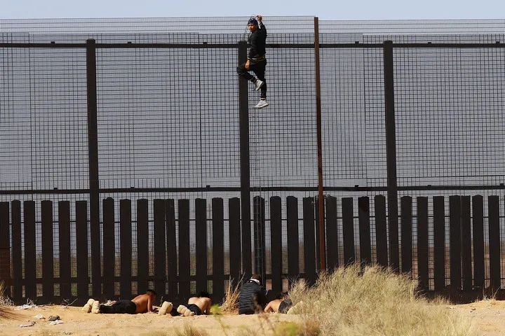 黑色吸热易“烫手”，特朗普专门要求刷黑美墨边境墙