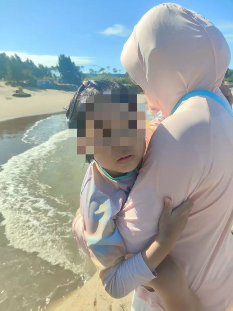 5岁女孩落海，55岁的他跳了下去！