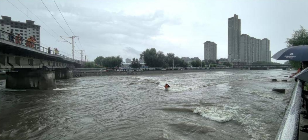 男子被困急流中,消防员搭绳索“钟摆”生死营救! 男子被困急流中,消防员搭绳索“钟摆”生死营救!