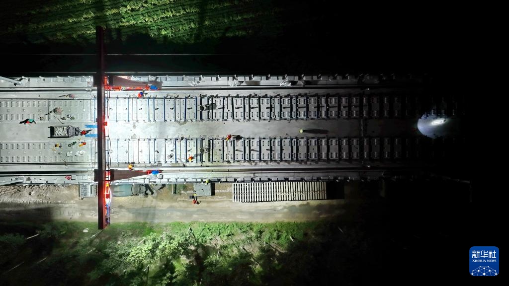 雄商高铁河北段有序推进无砟轨道施工