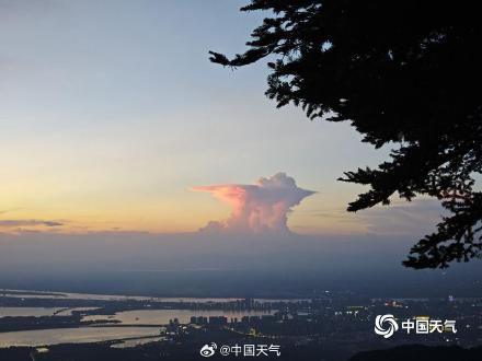江西庐山现震撼积雨云 &nbsp;霞光相伴如彩色“蘑菇云”