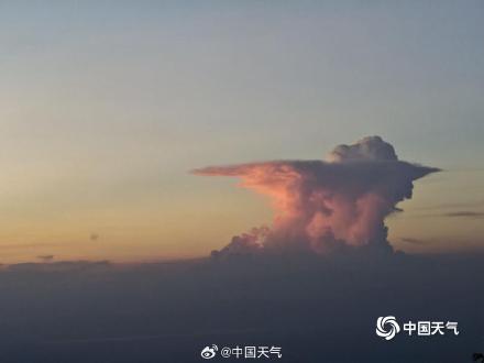 江西庐山现震撼积雨云 &nbsp;霞光相伴如彩色“蘑菇云”