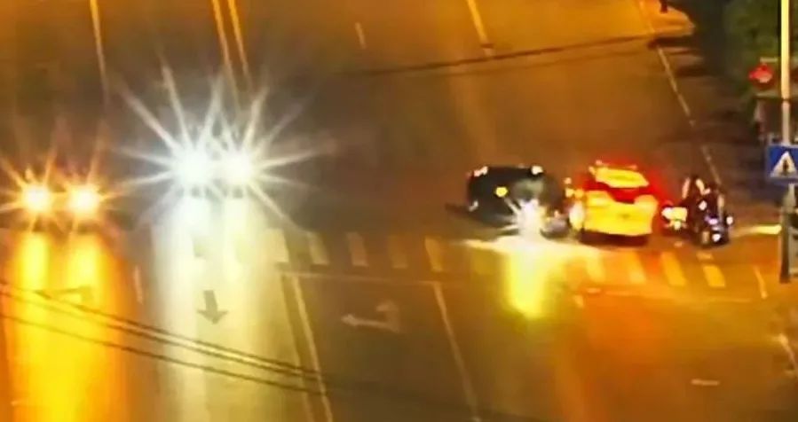 危急时刻，警车一横，救了5条命！