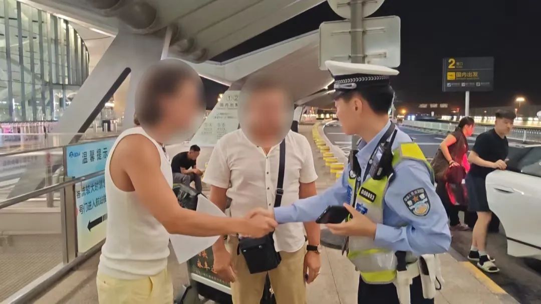 外籍父子人在大兴机场，行李落在首都机场……民警：别哭，我们帮你找！