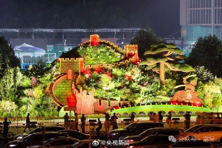 纪念抗战胜利80周年主题花坛亮灯