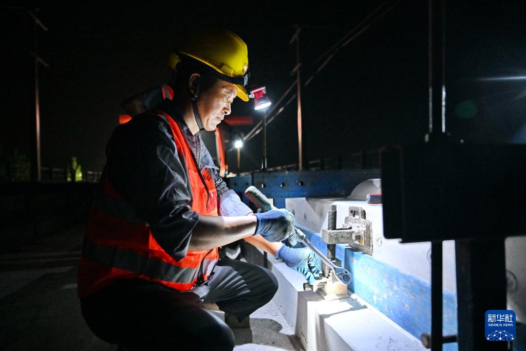 雄商高铁河北段有序推进无砟轨道施工