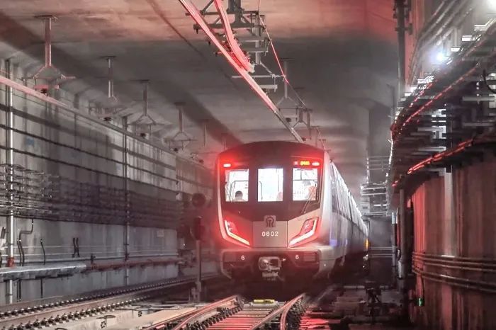 年底前运营!济南地铁6号线东段开启动车调试 年底前运营!济南地铁6号线东段开启动车调试