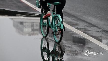 北京雨后积水未消天空阴沉 下午至夜间强降雨再来