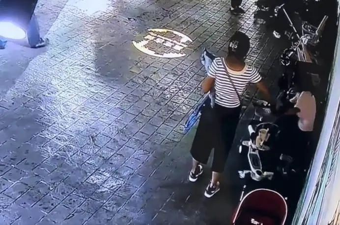 “当着孩子的面！”上海一海洋馆外，女子“顺手牵羊”婴儿车